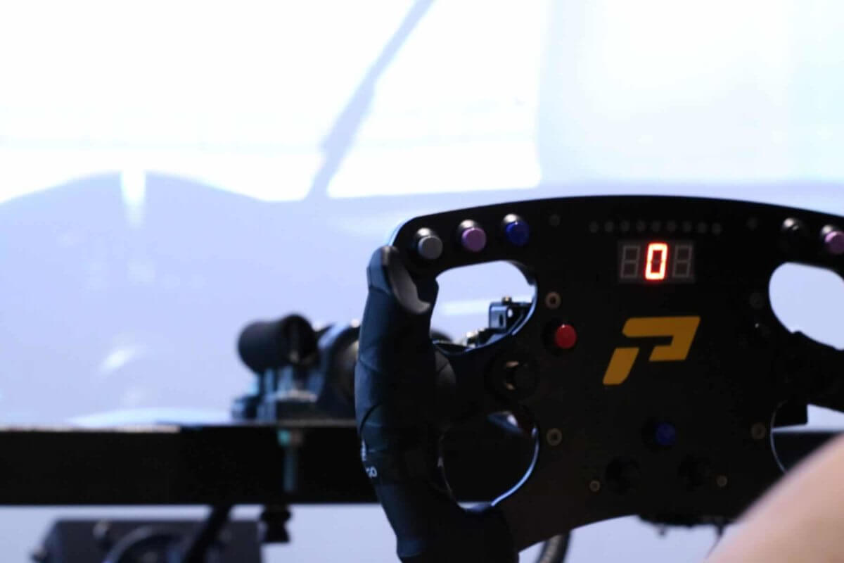 Experiencie as técnicas e adrenalina de uma corrida com o simulador de pilotagem utilizado em treinamentos por pilotos profissionais! 3