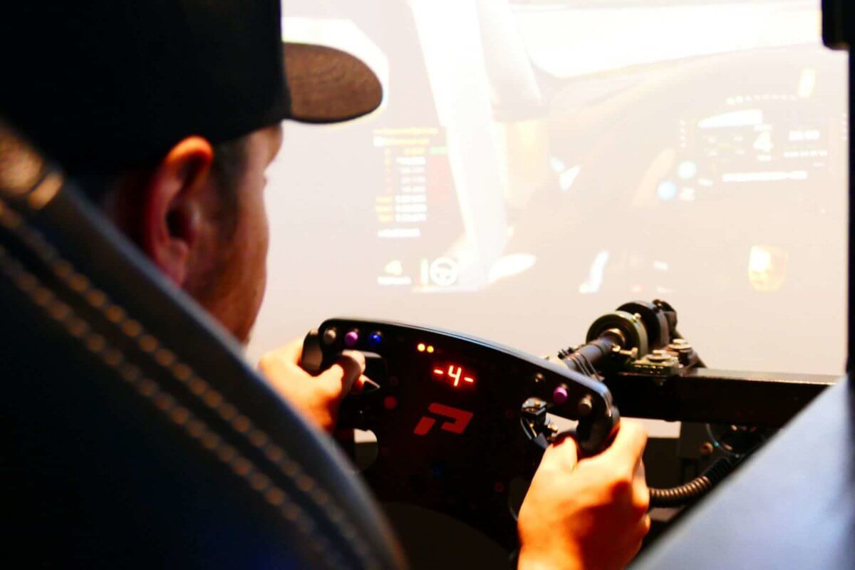 Experiencie as técnicas e adrenalina de uma corrida com o simulador de pilotagem utilizado em treinamentos por pilotos profissionais! 4