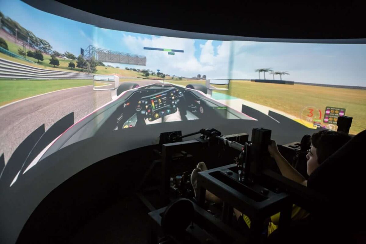 Experiencie as técnicas e adrenalina de uma corrida com o simulador de pilotagem utilizado em treinamentos por pilotos profissionais! 1