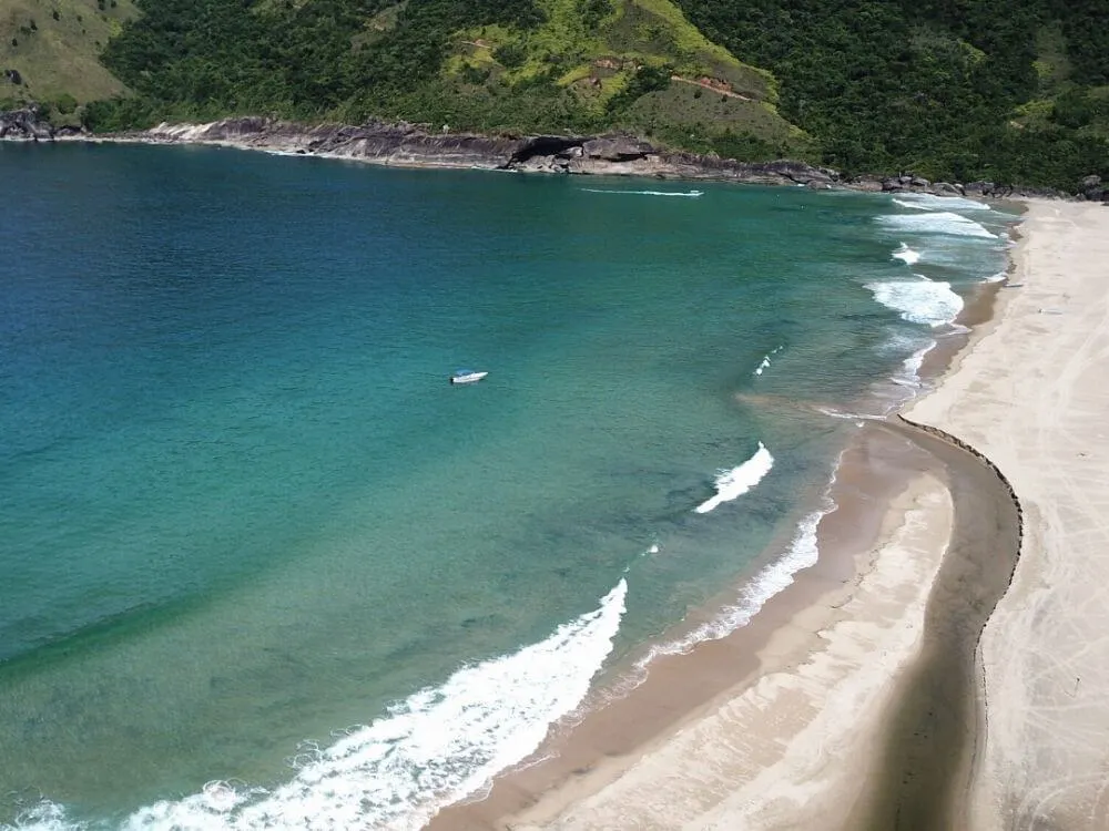 Se divirta em um passeio de Super Boat em Ilhabela com destino a Praia do Bonete e a para a Praia de Indaiauba! 2