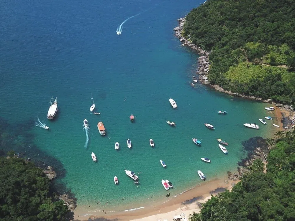 Se divirta em um passeio de Super Boat em Ilhabela com destino a Praia do Bonete e a para a Praia de Indaiauba! 3