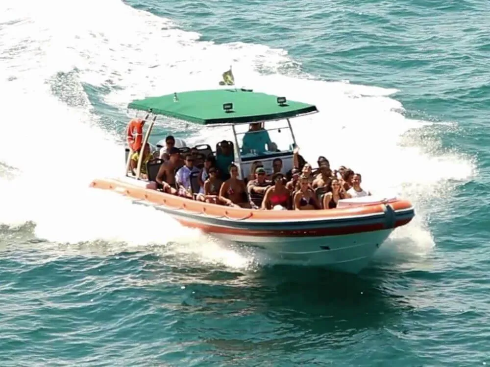 Se divirta em um passeio de Super Boat em Ilhabela com destino a Praia do Bonete e a para a Praia de Indaiauba! 4