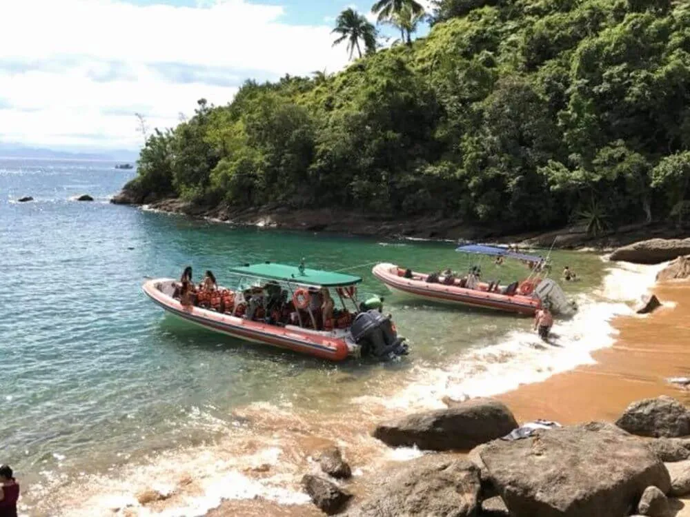 Descubra a Praia de Castelhanos em Ilhabela pelo Mar e Terra - Vá de Super boat e volte de Land Rover! 1