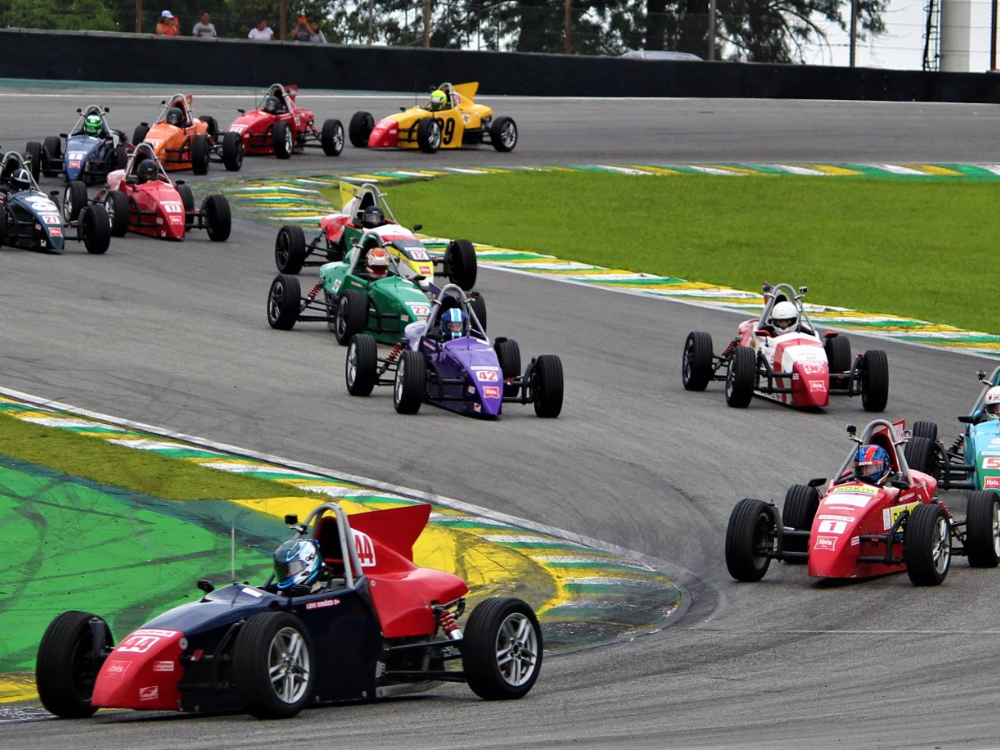 Sinta toda a emoção de dirigir um carro de corrida!