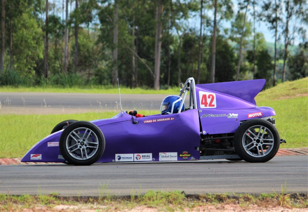 Adrenalina, emoção e muita velocidade! Coloque seu capacete, aperte os cintos e pilote um carro de corrida! 3