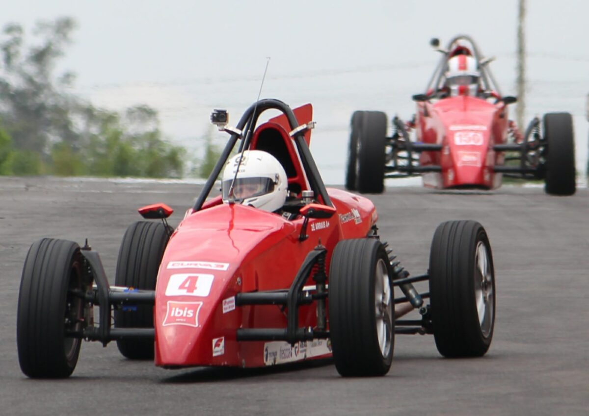 Adrenalina, emoção e muita velocidade! Coloque seu capacete, aperte os cintos e pilote um carro de corrida! 4