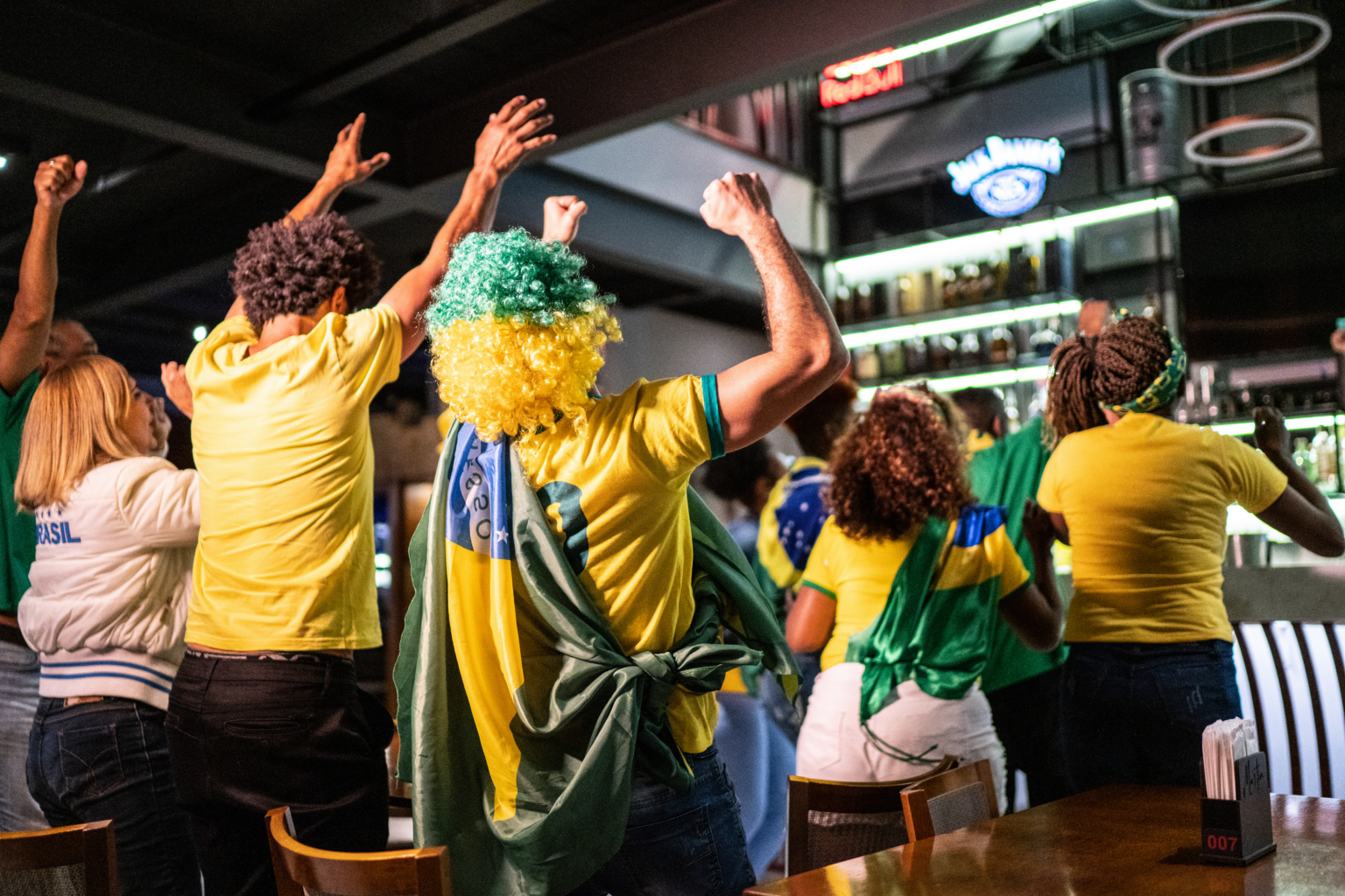 Colaboradores torcendo e assistindo jogo da Copa do Mundo 2026 na empresa pela televisão