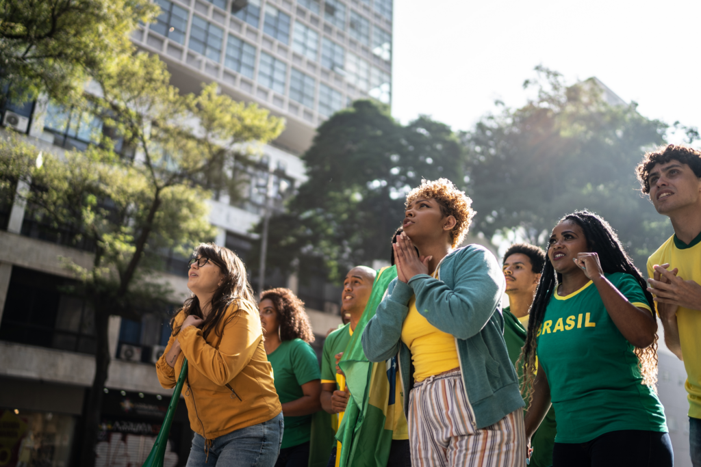 Colaboradores reunidos torcendo durante jogo da Copa do Mundo na empresa
