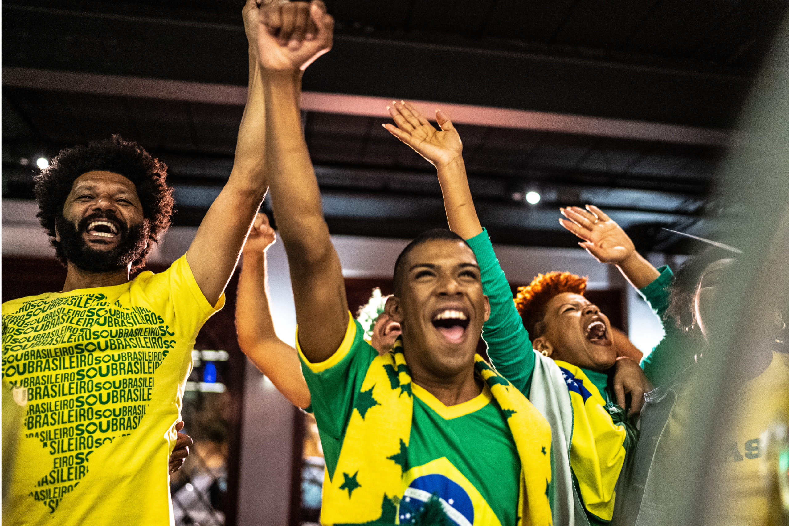 Torcedores animados assistindo e torcendo durante jogo da Copa do Mundo na empresa