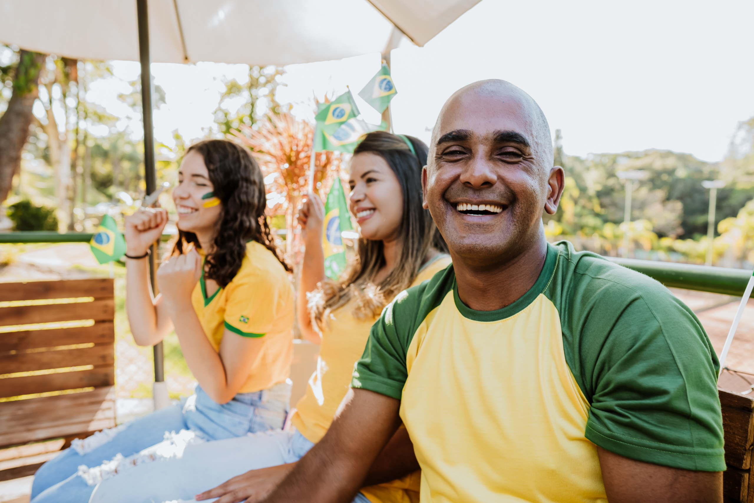 Três colaboradores assistindo jogo da Copa do Mundo na empresa pela televisão