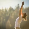Yoga ou Qi Gong? Se conecte com a natureza em uma aula na Terra das Cataratas!