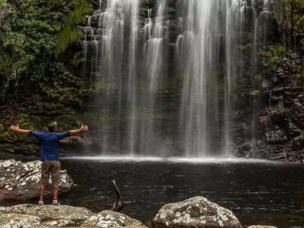Surpreenda-se com a beleza natural da Cachoeira da Farofa na Serra do Cipó! 3