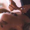 Massagem Relaxante com Pedras Quentes