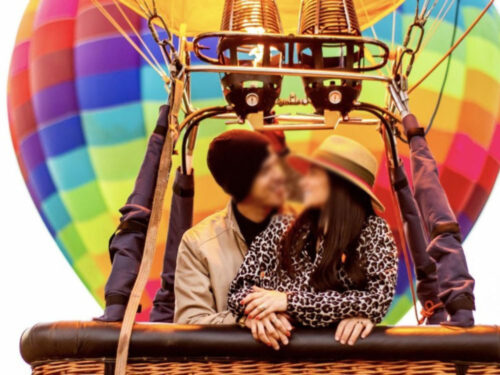 Romantic kiss on an hot air balloon  Passeio de balão, Fotos de viagens,  Acampamento romântico