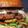 Revisitando receitas de hamburgueres clássicos e seus acompanhamentos
