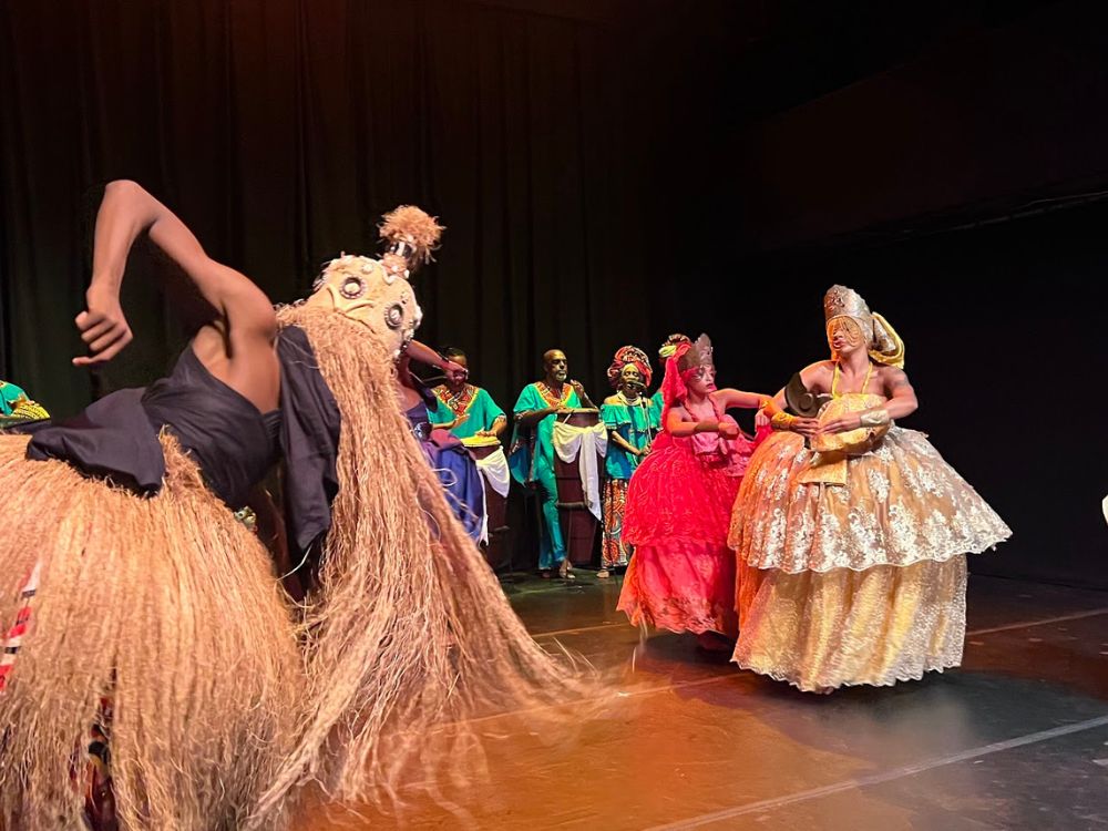 Explore a magia da Bahia à noite: show folclórico com jantar típico em Salvador 2