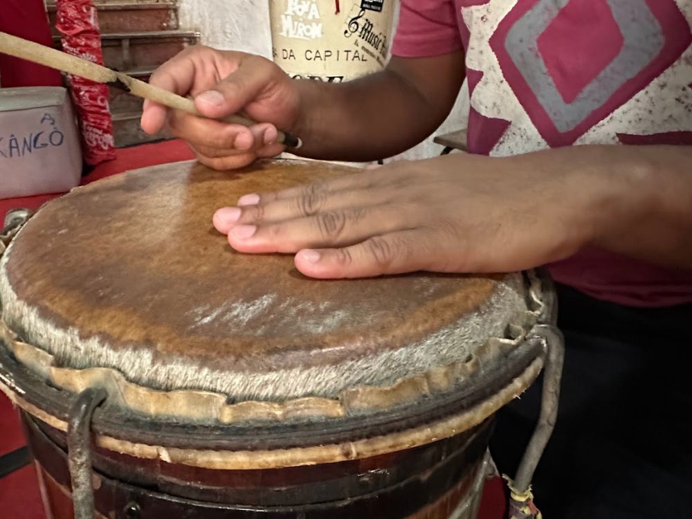 Explore os ritmos contagiantes da Bahia em um tour com aula de percussão! 3