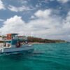 Explore Fernando de Noronha em um passeio de catamaran com almoço incluso
