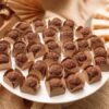 Formiguinhas em ação: entenda métodos de temperagem, moldagem e pintura de chocolates