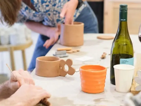 Modelando-com-Sabor-uma-experiencia-inesquecivel-de-ceramica-e-vinho-sao