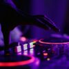 Mestre das batidas: comande um setup profissional como DJ por um dia!