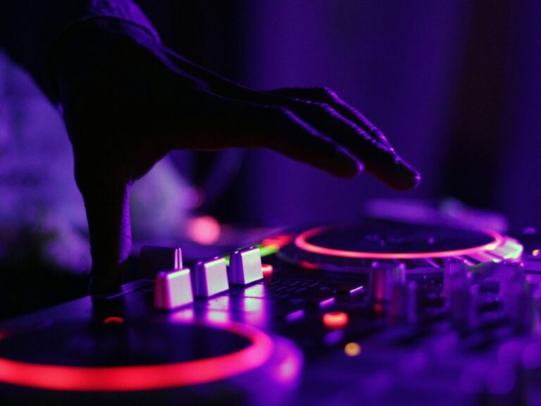 Mestre-das-batidas-comande-um-setup-profissional-como-DJ-por-um-dia-sp-sao-paulo