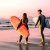 Surf & English para dupla/casal: Let's surf na crista da onda.