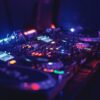 Mestre das batidas: comande um setup profissional como DJ em casal por um dia!