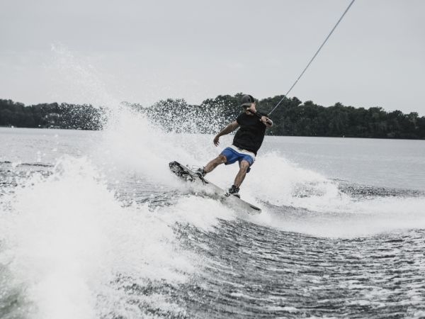 Aula-radical-em-casal-de-Wakeboard-na-Represa-Guarapiranga
