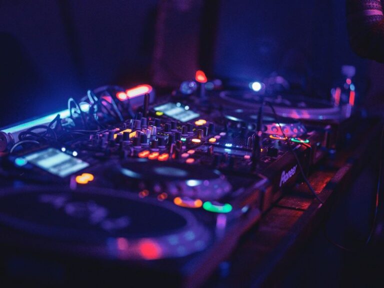 Mestre-das-batidas-comande-um-setup-profissional-como-DJ-em-casal-por-um-dia