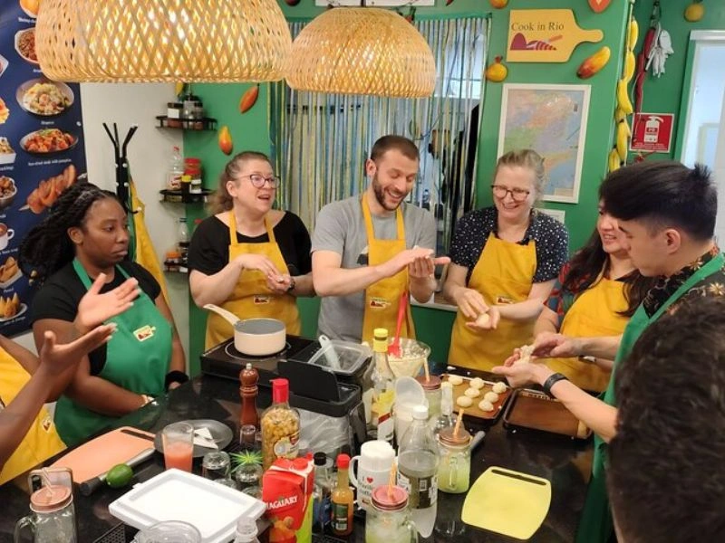 Aula Prática de Culinária no Rio: Comidas de Rua Icônicas e Caipirinhas - Imagem 3