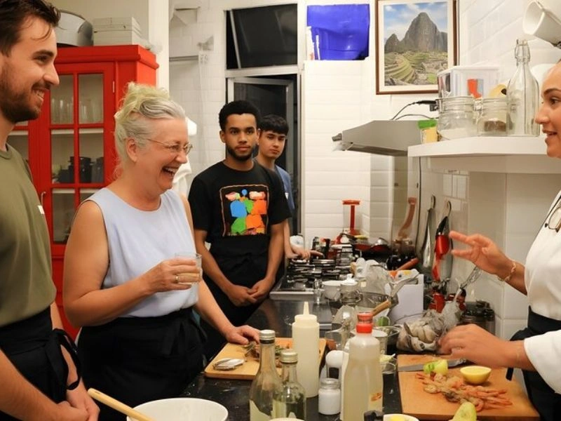 Aula Prática de Culinária no Rio: Comidas de Rua Icônicas e Caipirinhas - Imagem 4